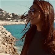 Studentessa di conservatorio impartisce lezioni di teoria, storia musicale e violino a principianti